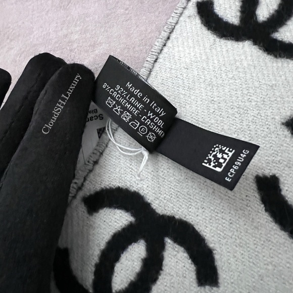 Auth BNIB Chanel CC Logo Wool Scarf Black & White - Picture 5 of 6